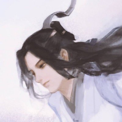 两女子推护理床上的老人赏花